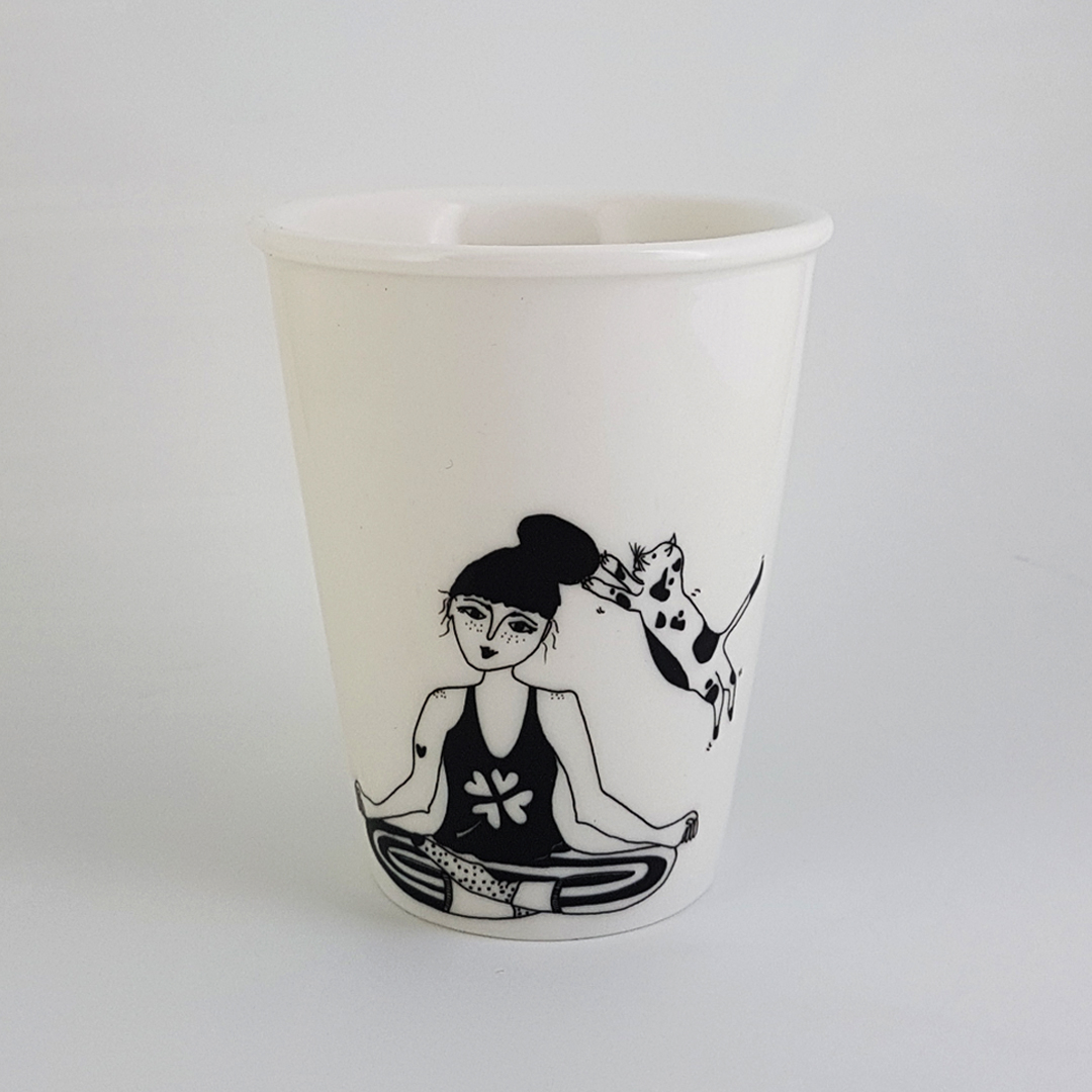Taza cerámica ilustrada rapaza zen gato