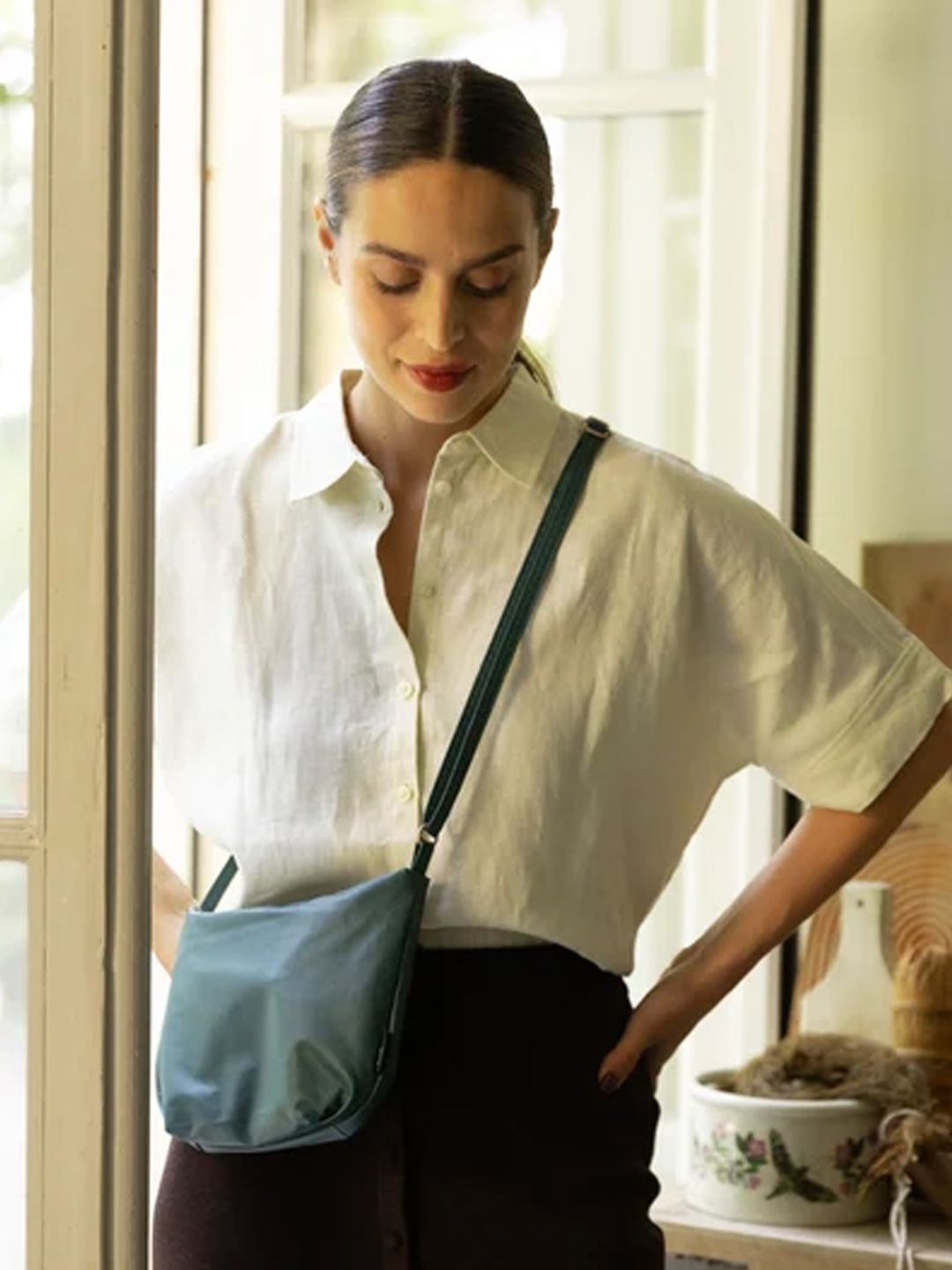 Bolso Tinne and Mia "Cross body Feel Good Baggy" oceano oscuro vegano impermeable