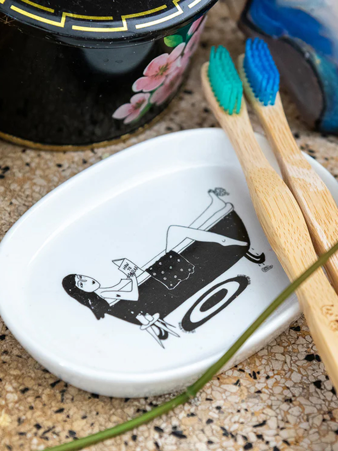 Plato Helen B cerámica ilustrada relax