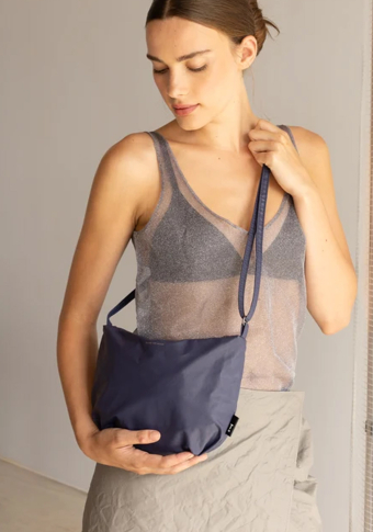 Bolso Tinne and Mia "Cross body Feel Good Baggy" azul malva