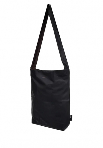 Bolso Tinne and Mia "Feel Good Bag" vegano reversible impermeabe negro/marrón cadros