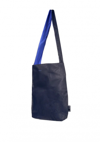 Bolso Tinne and Mia "Feel Good Bag"  vegano impermeable reversible gris denim/azulón