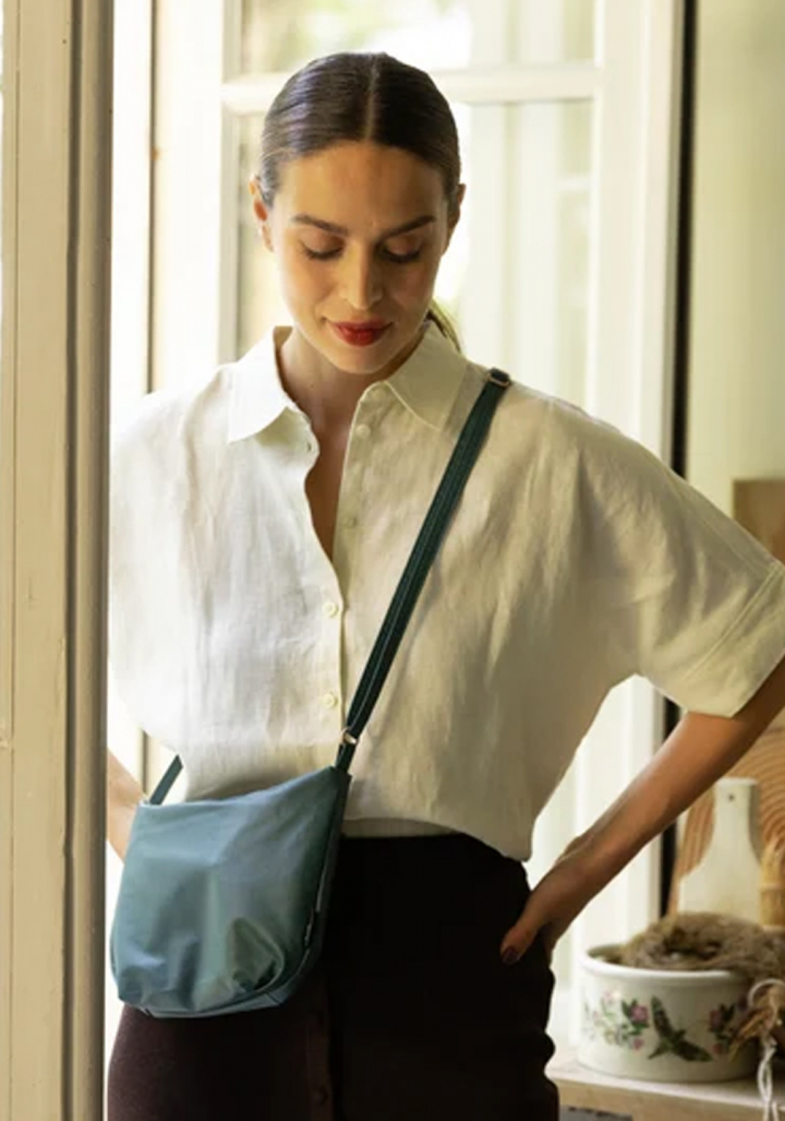 Bolso Tinne and Mia "Cross body Feel Good Baggy" oceano oscuro vegano impermeable