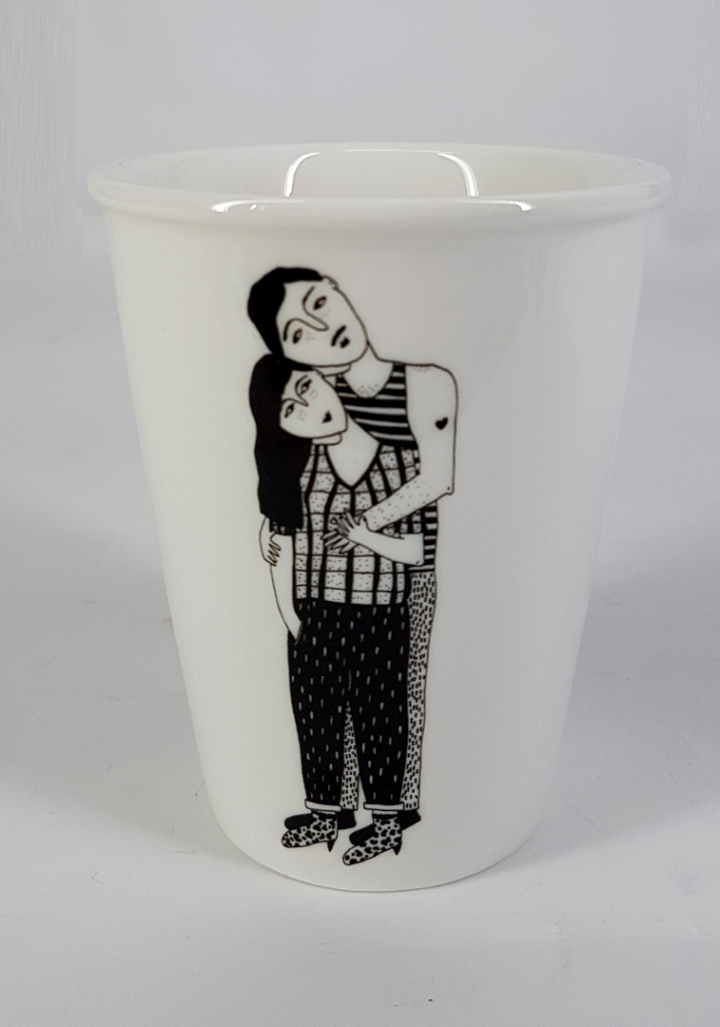 Taza cerámica ilustrada parella abrazo