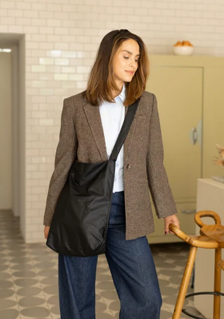 Bolso Tinne and Mia "Feel Good Bag" vegano reversible impermeabe negro/marrón cuadros